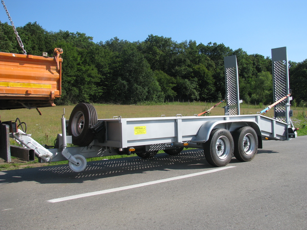 Remorci transport masini marcat