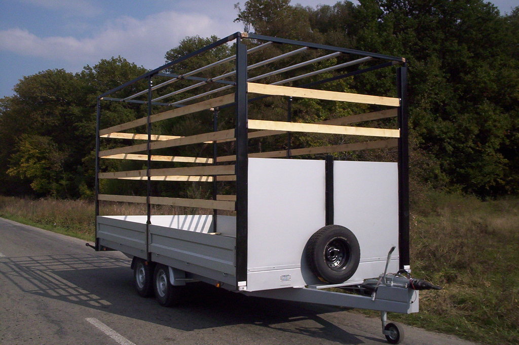 Cu caroseria peste roti